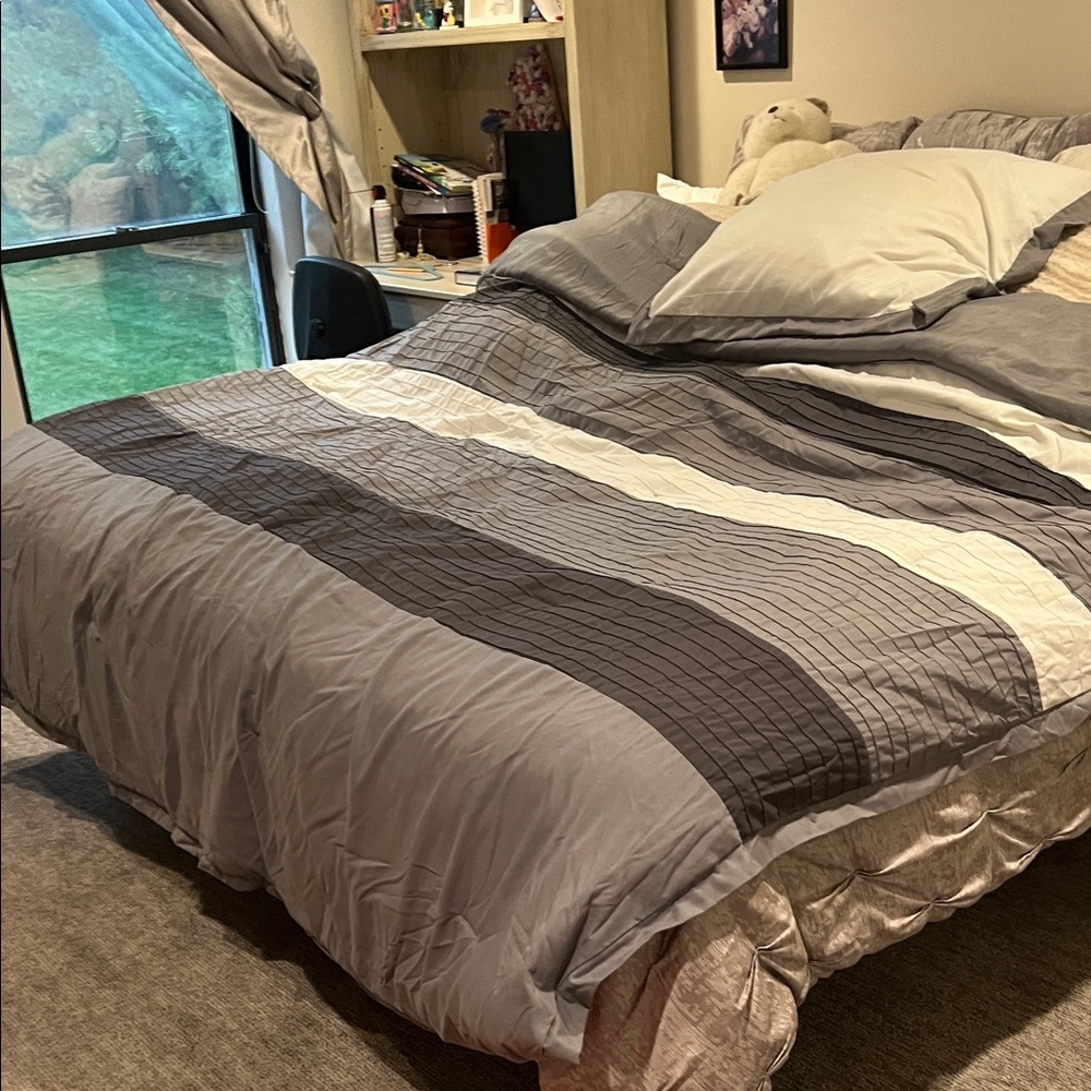 Duck River Queen Comforter. Shades of Gray.